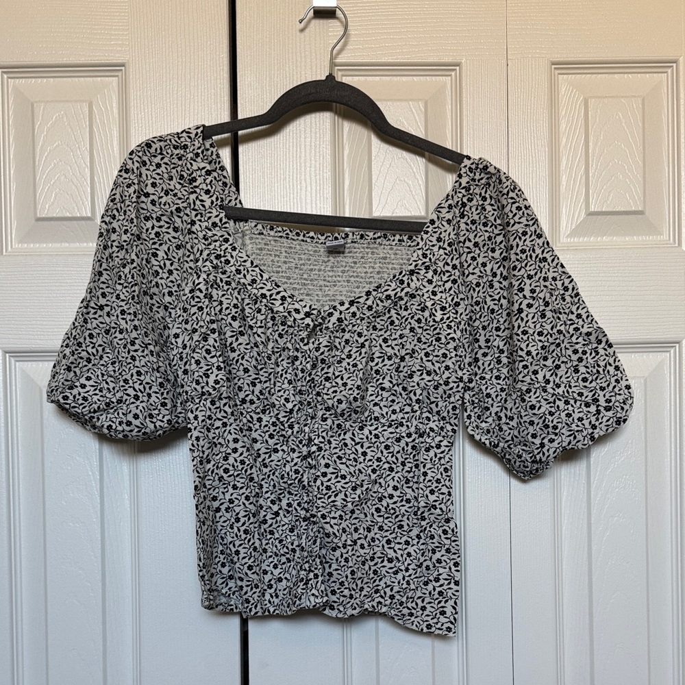 Old Navy Black and White Patterned Floral Blouse with Puff Sleeves Babydoll
